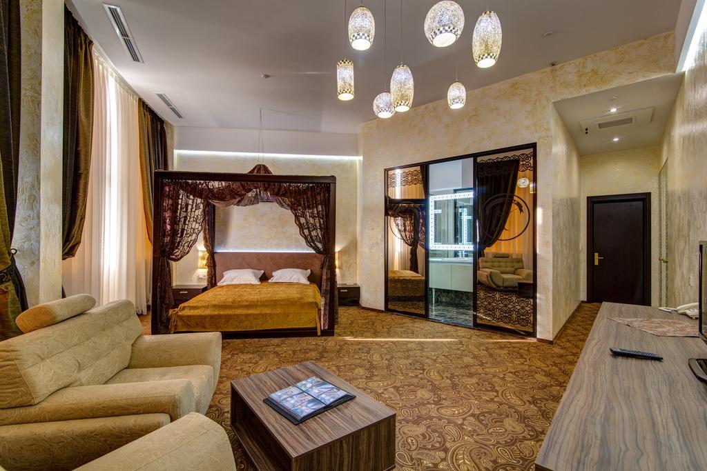 Khan-Chinar Hotel ドニプロペトロウシク エクステリア 写真