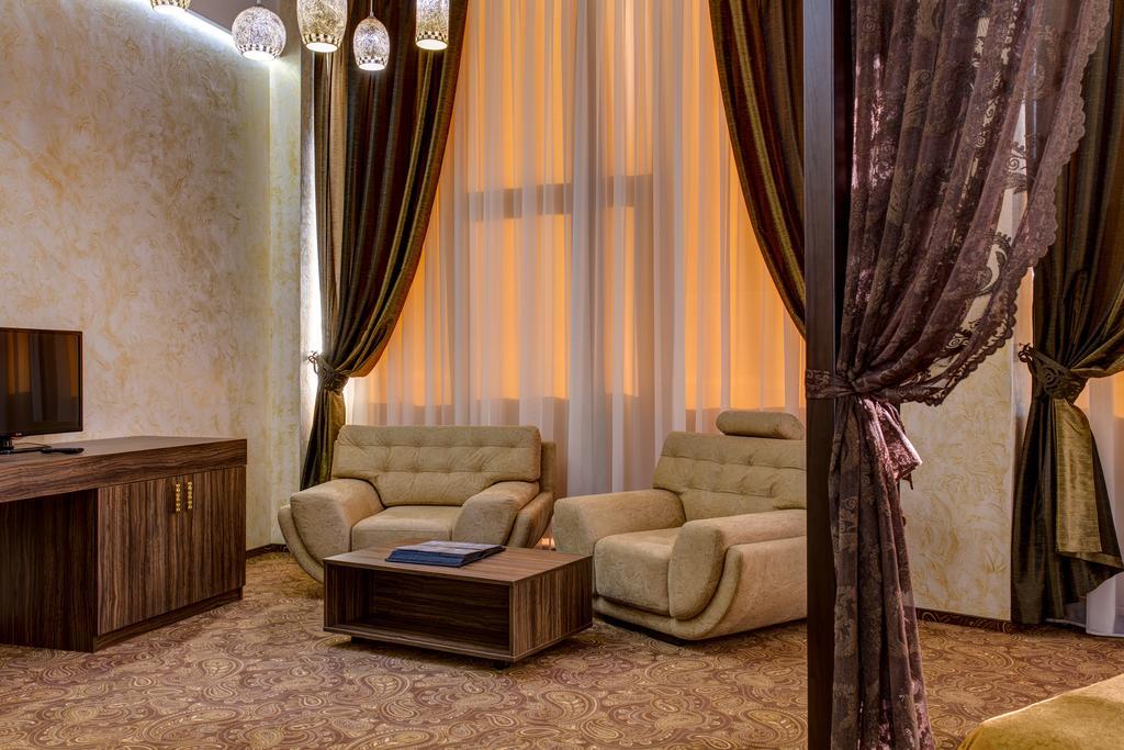 Khan-Chinar Hotel ドニプロペトロウシク エクステリア 写真