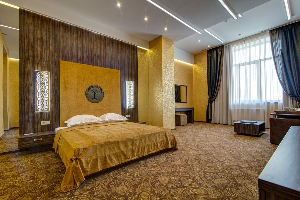 Khan-Chinar Hotel ドニプロペトロウシク エクステリア 写真