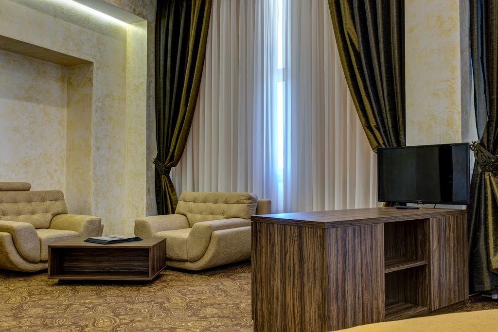 Khan-Chinar Hotel ドニプロペトロウシク エクステリア 写真