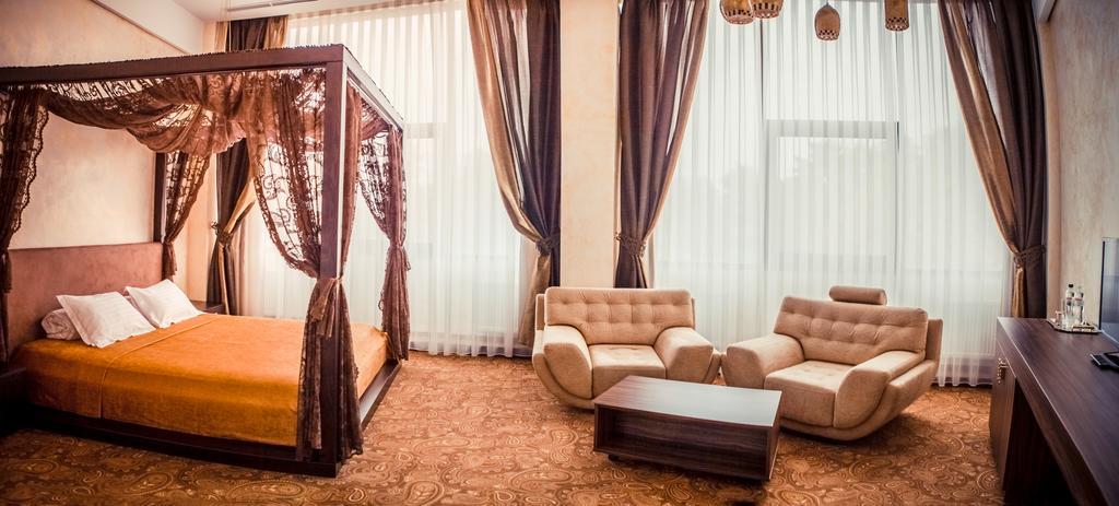Khan-Chinar Hotel ドニプロペトロウシク エクステリア 写真