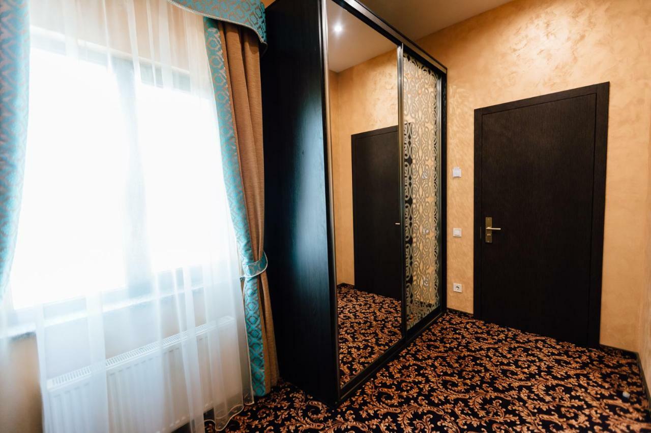 Khan-Chinar Hotel ドニプロペトロウシク エクステリア 写真